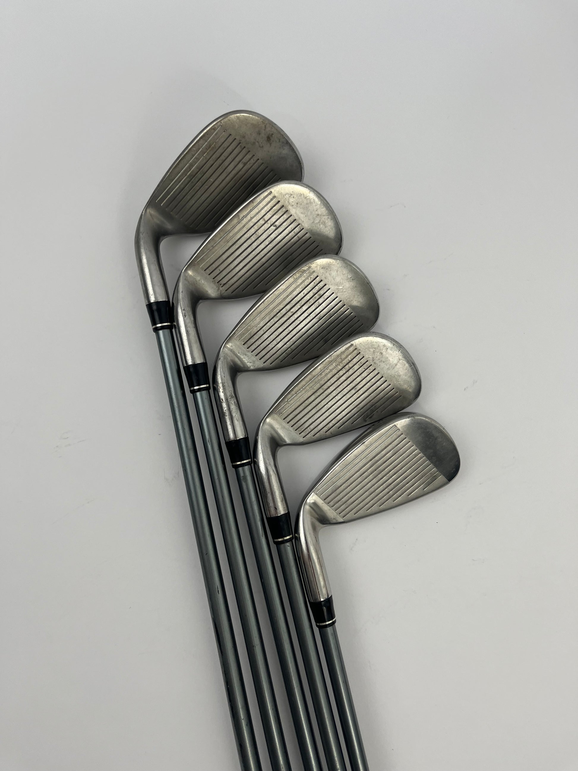 Nahaufnahme des TaylorMade rac ht Eisensatzes 6-SW Flex L - Hochwertige Schläger für verbesserte Leistung