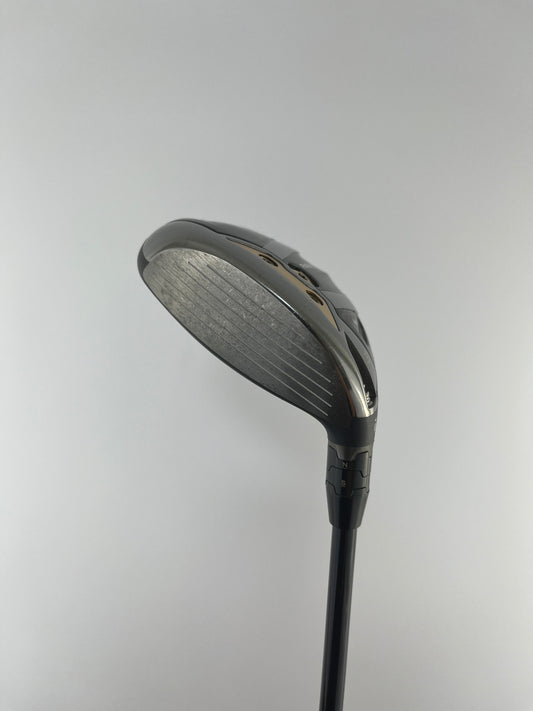 Nahaufnahme des Callaway Paradym Triple Diamond Fairway Holz 3 LH Flex S - Winn DriTac Griff für hervorragenden Halt und Komfort