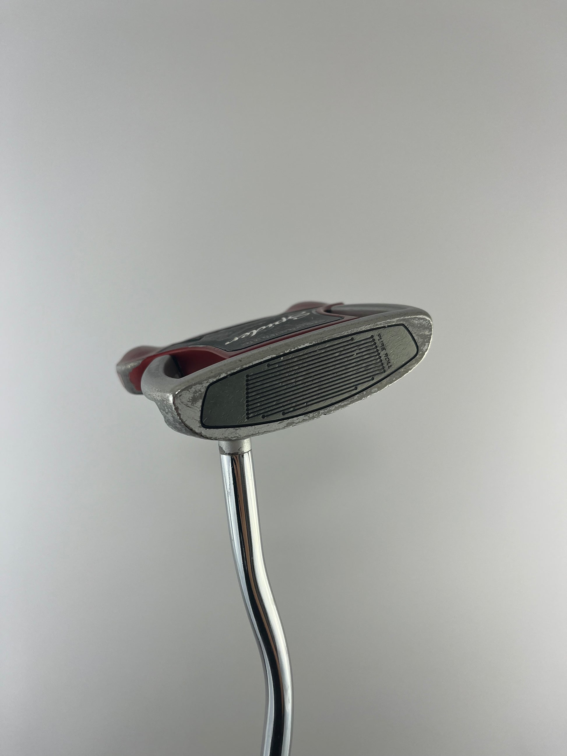 Nahaufnahme des TaylorMade Spider Tour Putters 34,5 Zoll - Evnroll Gravity Grip für verbesserten Griff und Gefühl