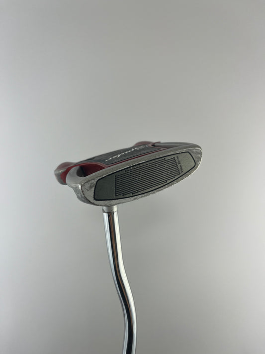 Nahaufnahme des TaylorMade Spider Tour Putters 34,5 Zoll - Evnroll Gravity Grip für verbesserten Griff und Gefühl